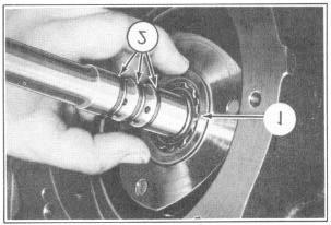 Install the rear sun gear thrust washer on the shaft with the bronze face of the washer toward the sun gear and place it on the rear face of the gear, Figure 104. 33.