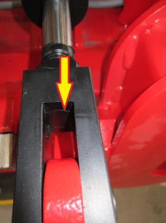 that the cylinder shaft and the internal part of the fork of the regulation cylinder are even (Pict.4).