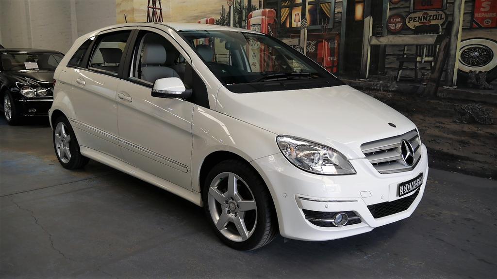 WDD2452332J576257 DESCRIPTION Where do you ﬁnd a 2010 model Mercedes Benz B200 5 door hatch with not only 42,000 genuine klms but it has had 4 Mercedes Benz dealership services from new?