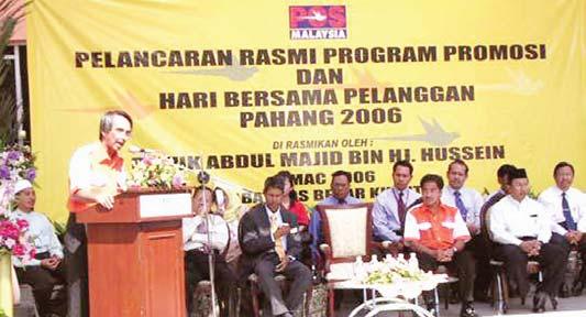 Datuk Abdul Majid Hussein merasmikan pelancaran Hari Bersama Pelanggan Pos Malaysia Pahang pada 09.03.2006 di perkarangan GPO Kuantan.