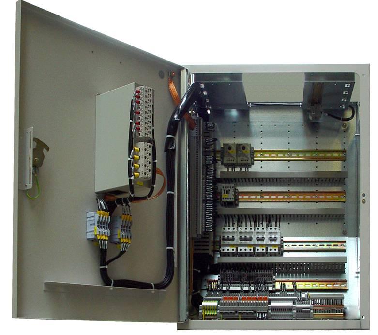 Low-voltage compartment Height: 761 mm 1161 mm (option) Removable, bus wires and control cables plugged in (via 6 or 10-pole coded module plug connectors) Panel control via conventional