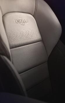 Pohodlné sedadlá potiahnuté kožou Nappa príjemnou na dotyk, vkusné detaily a dokonalá zvuková akustika kabíny vám naznačuje, že sa nachádzate na výnimočnom mieste.