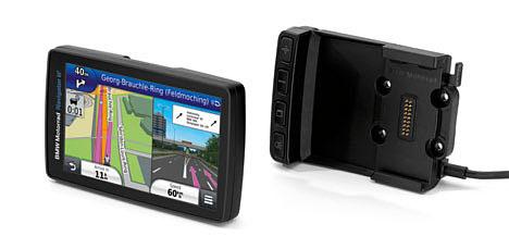 Thanks to Bluetooth technology, the sophisticated BMW Motorrad Navigator Street (with easy-to-read 4.