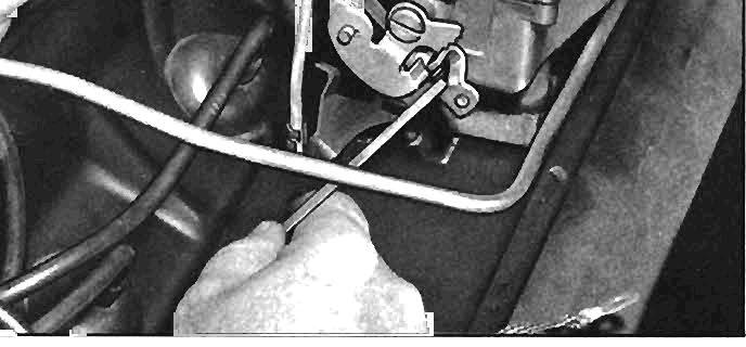 Right Carburetor-Connect throttle rod to carburetor cross-shaft lever using retainer clip. b.