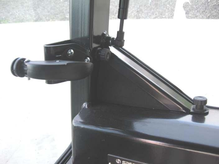 REAR WINDOW / TRIANGULAR CABLE ACCESS Deutz Fahr - Agroplus F Ecoline SC-R808 SC-R880 SC-M66 SC-M SC-V06 Steel holding strap for foam triangle Version -- cabs with all glass doors