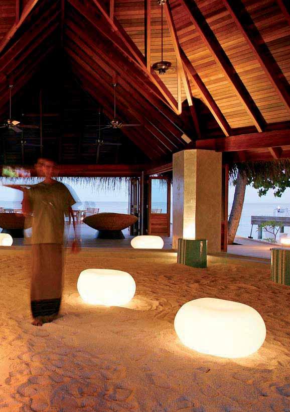Cordless Illuminated Furniture Aura - UM Bar, Huvafen Fushi, Maldives Photo courtesy of Huvafen Fushi Aura cordless In