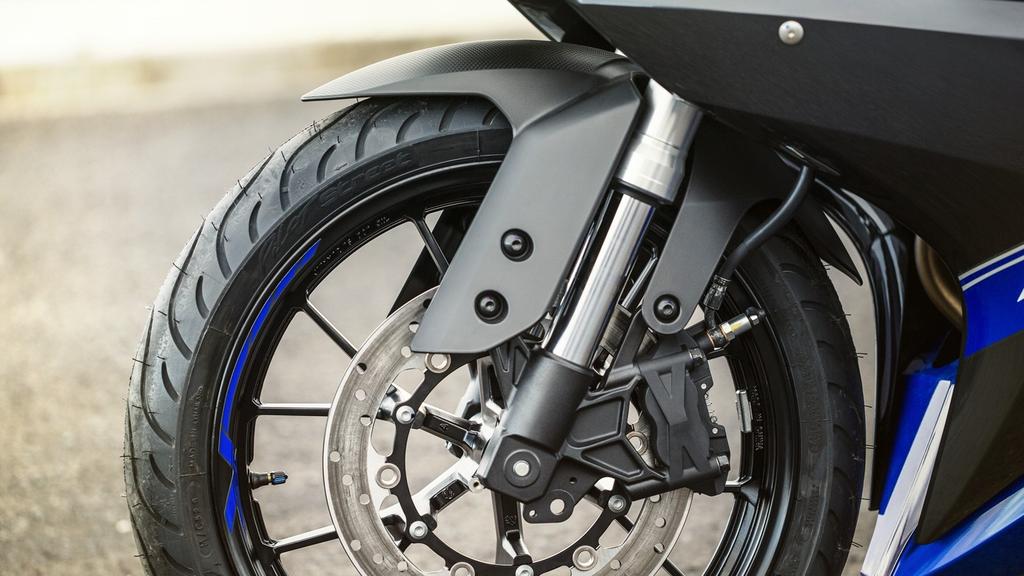 R6-inspired bodywork With its aggressive twin headlight fairing and central air intake, there's no mistaking the R-series heritage in the latest YZF-R125.