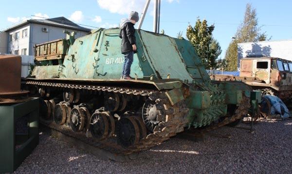 This vehicle is wrongly labeled as JST-34 ARV in the museum SplRailFanClub, August 2008 - http://www.railfanclub.spb.ru/gallery2/main.php?