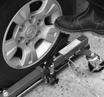 Pump the foot pedal (2) until the tyre is raised from the ground, and the locking