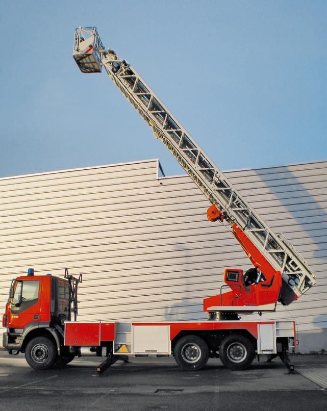 PAGE 34 Universität Stuttgart / IVECO magirus IVECO MAGIRUS DLK 55 CS with elevator and rescue cage ready for operation.
