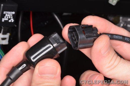 This tool does not have an internal battery. The power for the tool is provided by the vehicle when connected.