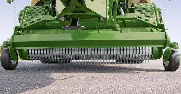 Working at a width of 1,950 (6'5") or 2,350 mm (7'8.5") (DIN 11220) and kitted out with five rows of tines spaced 55 mm (2.