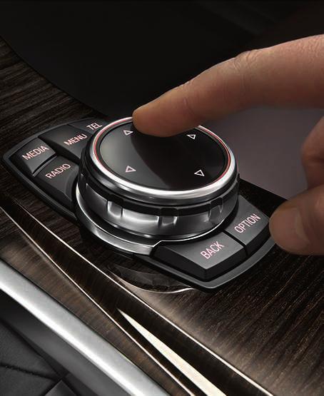 The latest generation idrive Touch Controller enables intuitive and convenient operation of the idrive system.