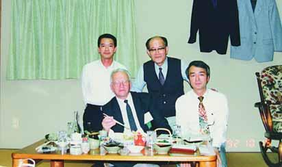 Zenbei Uchijima (taga paremal) ja tema kaastöötajatega Jaapanis Tsukubas 1992. a. oktoobris.