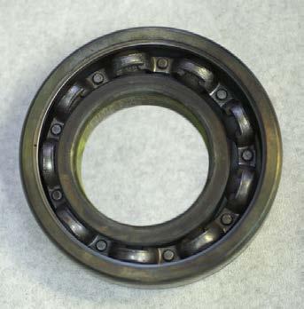 Oil that is too thin, in combination with low rotational speeds, results in metal-to-metal contact in the bearing. This will cause wear, leading to noise and excessive play ( fig. 1).