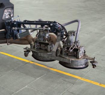 the markings are removed and entirely drawn off by suction. On the vehicle, all essential components are hydraulically driven.