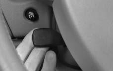 Press the button to make the front and rear turn signal lamps flash on and off. Press the button again to turn the flashers off.