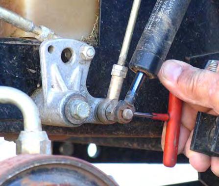 3 Relocate the Upper Linkage 4 Tighten Bolt and