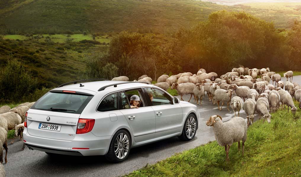 When driving the 4x4 version you will feel much safer even on loose surface roads. Towards new driving experiences: ŠKODA Superb 4x4.