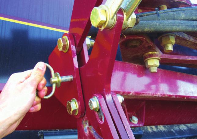 The locking mechanism must be used to secure auger when transporting at all times. 3.