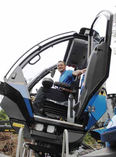 The cab swivels +/- 45 degrees, levels 15 degrees and automatically follows the loader from side to side, but can also be controlled manually with a joystick.