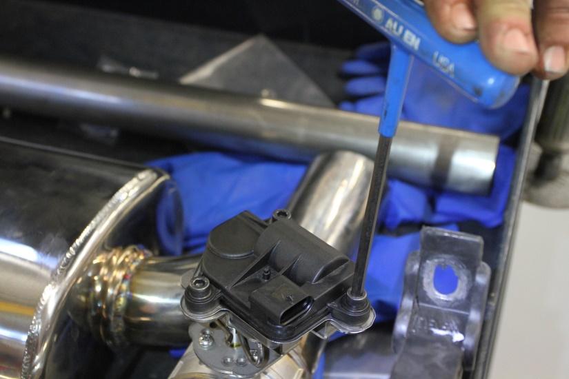 Be sure that the slotted actuator shaft