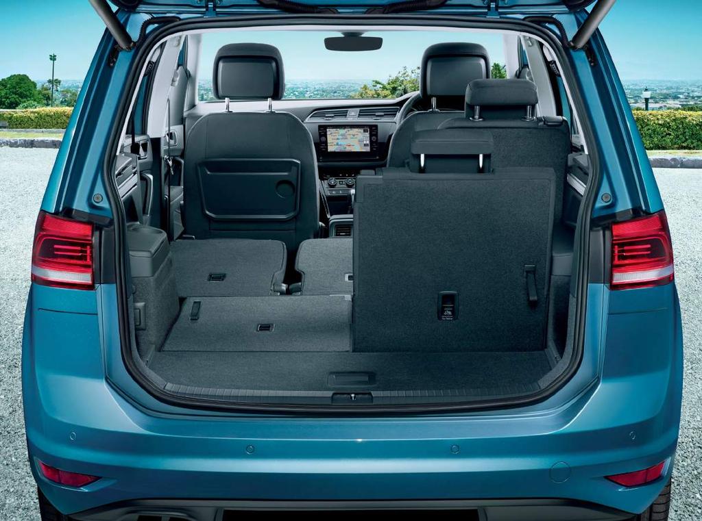 Model shown features optional metallic paint. 03 Hands free tailgate opening opens the rear tailgate even when you don t have a free hand.