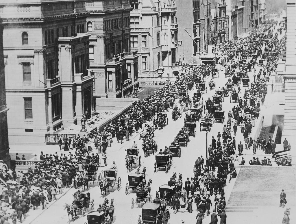 th 5 AVE NYC 1900 Where is the car?