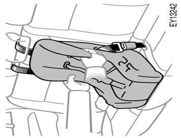 When installing the child restraint attaching clip to the child restraint anchor fitting, raise the rear head restraint and pass the strap between the head