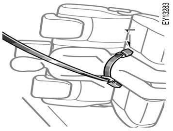 CENTER SEAT BELT OF THE THIRD SEATS The center seat belt of the third seats is a 3 point type restraint with 2 buckles.