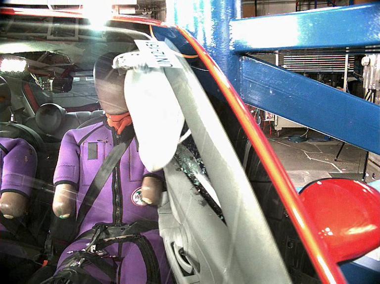 32 km/h Oblique Pole Test Airbag Interaction