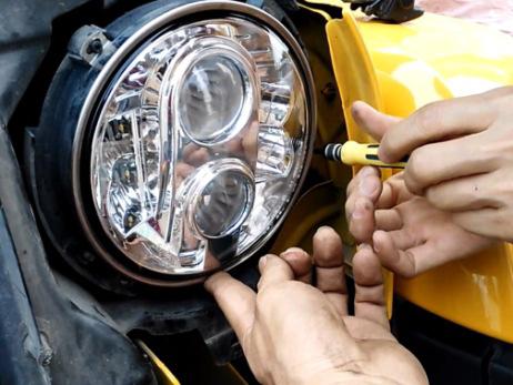 NOTE: Be sure to align the tabs on the LED headlight with