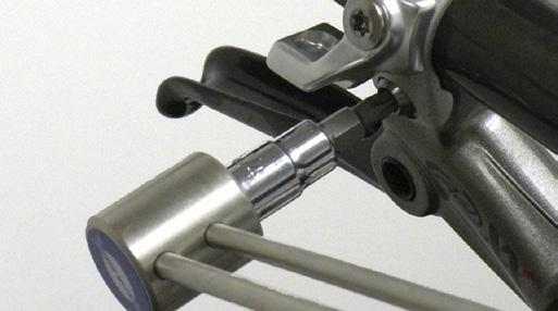 7 N m(4-6 in-lb) 18 Use a T25 TORX wrench to loosen the XLoc handlebar clamp.