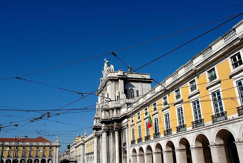 Friday 24 July 09h00 Meeting in the Hall of the IST Civil Engineering Pavilion (conference venue) 09h15-12h30 Guided Walk through the Lisbon Historical Center Bus departure, from the IST