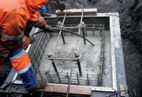 With regard to tensioning masts, sidebearing foundations are used, featuring widened lower