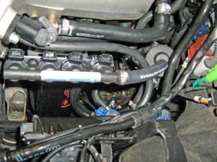 Mount the injector rail with a bracket between