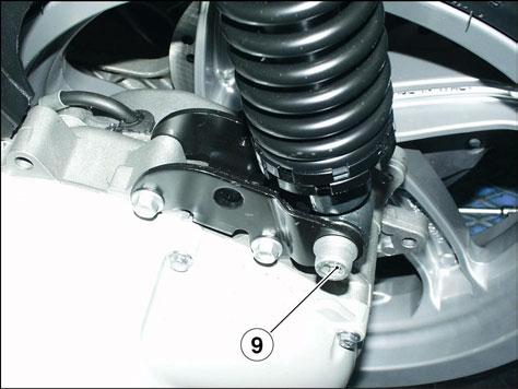 ATLANTIC 125-200 ENGINE Disconnect the pick-up (4). Disconnect the vacuum hose (5) from the intake manifold.