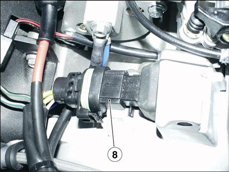 ENGINE ATLANTIC 125-200 Connect the spark plug cap correctly. Connect the following electric connectors in the order: - Pick-up (8). Coolant temperature sensor (9).
