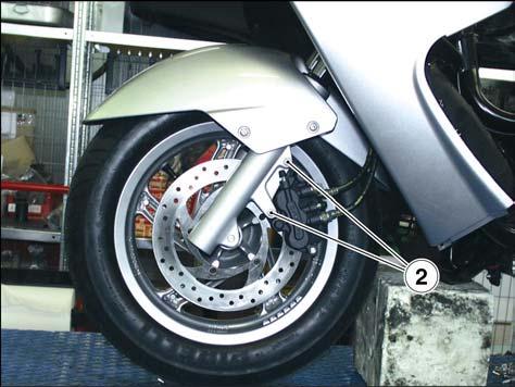 CHASSIS ATLANTIC 125-200 7.4.5. REFITTING THE FRONT WHEEL TORQUE WRENCH SETTINGS Pinch bolt (1) 12 Nm (1.2 kgm) Wheel spindle 40 Nm (4.0 kgm) Screws (2) 25 Nm (2.