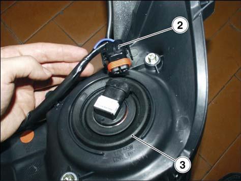 ATLANTIC 125-200 ELECTRICAL SYSTEM Grasp the bulb connector (2) and pull to disconnect. Twist the bulb holder (3) anticlockwise and extract from the reflector seat. Extract the bulb.