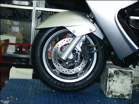 ATLANTIC 125-200 ROUTINE MAINTENANCE 2.16. WHEELS 2.16.1. WHEELS Carefully read 1.2.1. FRONT WHEEL Check every 6000 km (3728 mi). Place the vehicle on the center stand. Place a mount under frame.