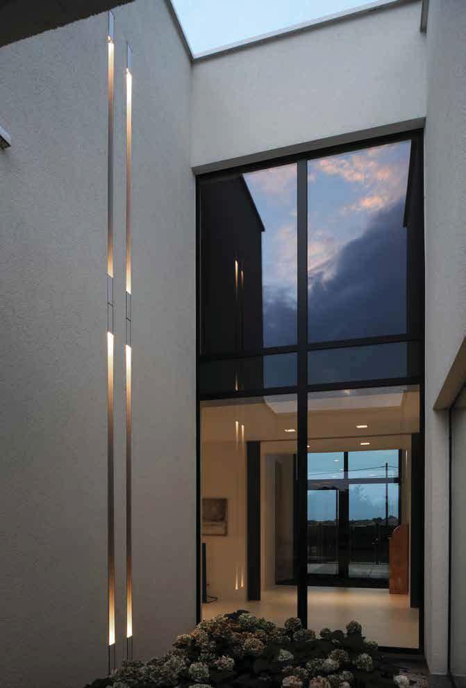 The luminaire is a recessed aluminum profile that can be installed in walls or ceilings.