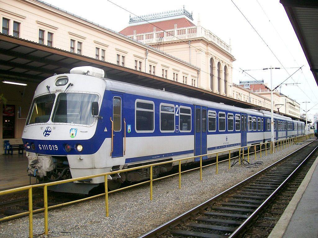 Slika 2.4. Elektromotorni vlak HŽ serija 6111 2.1.3.4. HŽ serija 6112 HŽ serija 6112 je serija niskopodnog elektromotornog vlaka za regionalni promet proizveden je u konzorciju tvrtki TŽV Gredelj d.o.o. i Končar d.