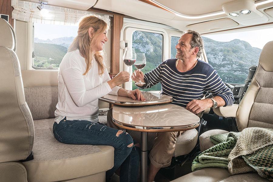 The optional, cosy lounge seating area in the Hymermobil B-Class DynamicLine makes for a companionable atmosphere.