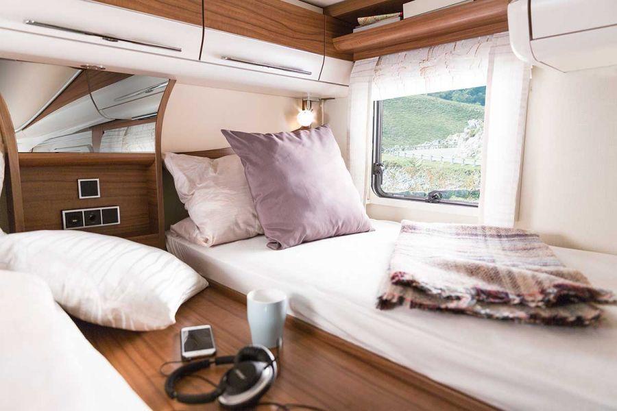 The shelf between the twin beds in the Hymermobil B-Class DynamicLine 588 is ideal
