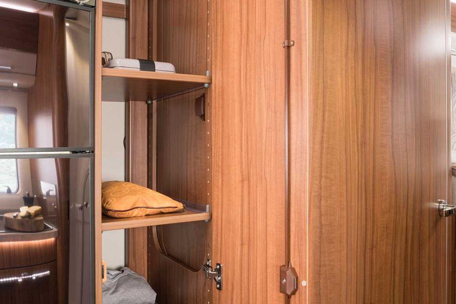 The floor-to-ceiling wardrobe in the Hymermobil B-Class DynamicLine 678 also features a clothes rail as well as adjustable shelves so that it can be divided up in a flexible way, as required.
