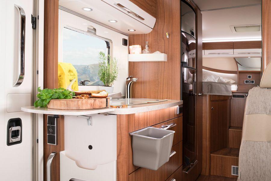 The kitchen in the Hymermobil B-Class DynamicLine 588 is equipped in the standard series with a smart LED counter illumination and