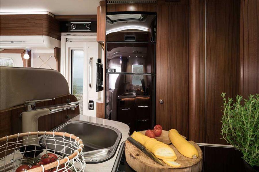 Large and spacious drawers with flexible layout options and Servo soft-touch closing mechanisms in the corner kitchen of the Hymermobil B-Class DynamicLine 678 accommodate lots of cooking utensils