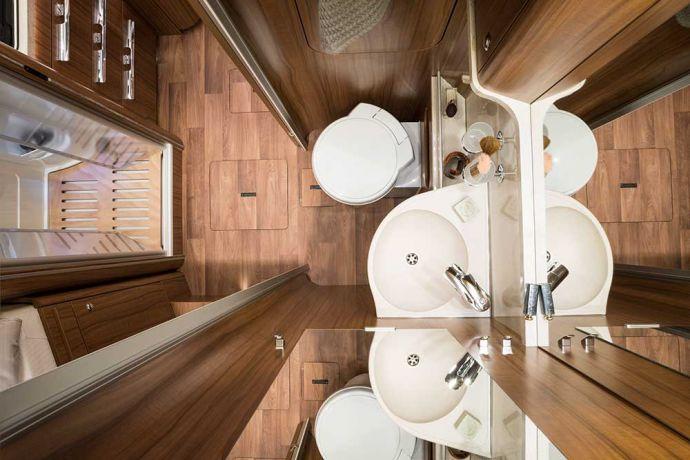 The spacious bathroom of the Hymermobil B-Class DynamicLine 678 ensures that there is plenty of elbow room.