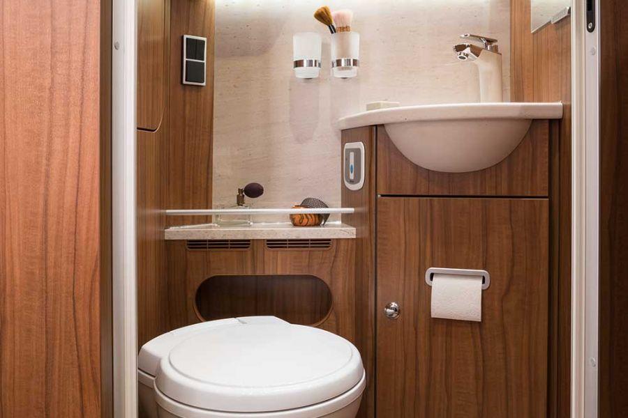 The high-quality swivelling toilet and the stylish Cool Glass washbasin highlight the comfort that is offered by